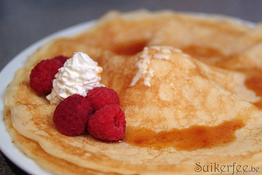 2 pannenkoeken met een bolletje roomijs ertussen, afgewerkt met wat slagroom en caramel, smakelijk!