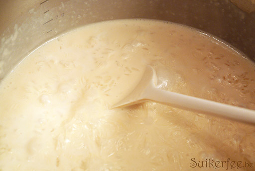 Roeren in de kookpot met dampende rijstpap.