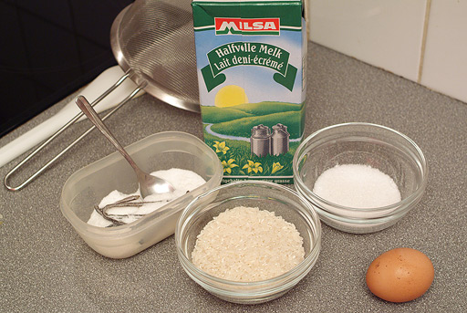 ingredienten rijstebrij : melk, dessertrijst, ei, suiker en vanillesuiker.